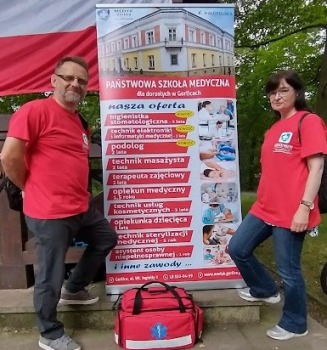 Przedstawiciele szkoły zabezpieczający opiekę medyczną podczas IV Gorlickiego Biegu w Hołdzie Bohaterom Powstania Warszawskiego