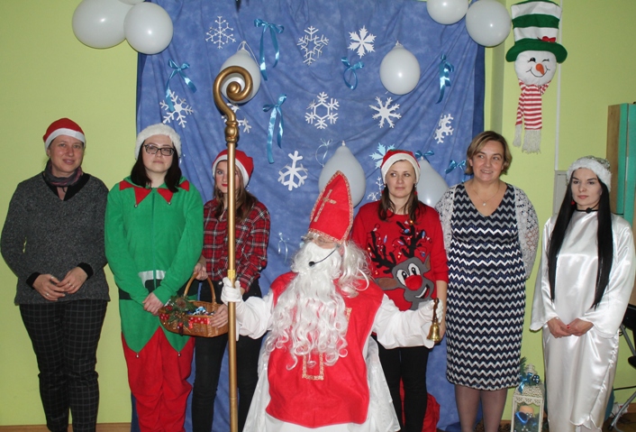 Pracownicy oraz słuchacze naszej szkoły podczas wizyty Świętego Mikołaja w Domu Rehabilitacyjno-Opiekuńczym CARITAS w Gorlicach