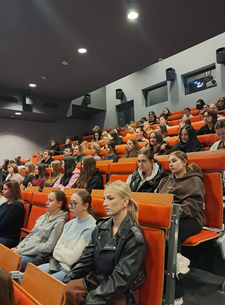 Zdjęcie przedstawia grupę osób uczestniczącą w wykładzie.