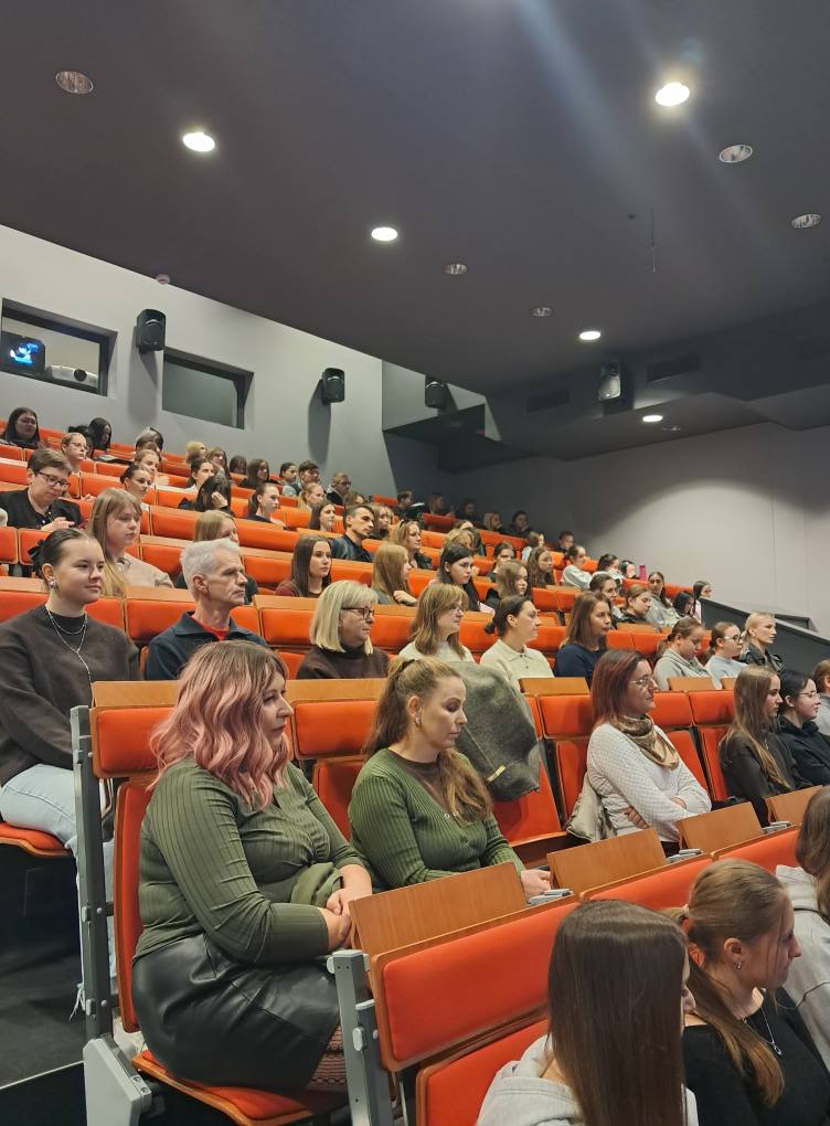 Zdjęcie przedstawia grupę osób uczestniczącą w wykładzie.