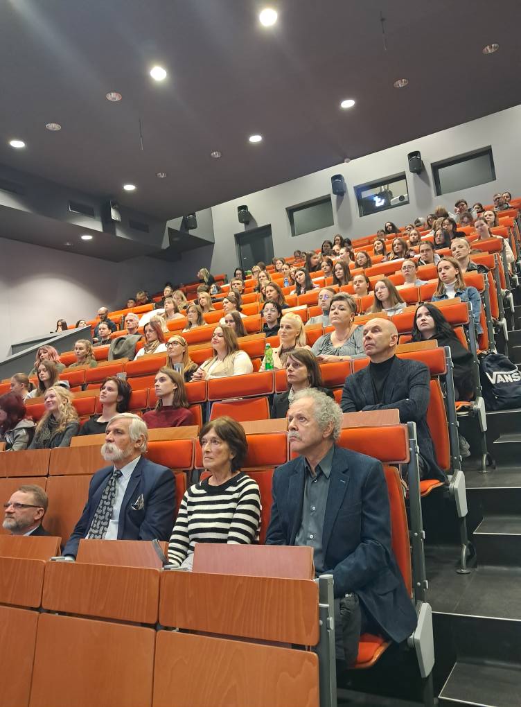 Zdjęcie przedstawia grupę osób uczestniczącą w wykładzie.