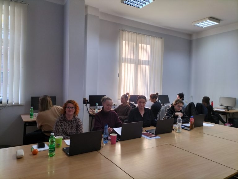 Zdjęcie przedstawia uczestniczki kursu rejestratorki medycznej.