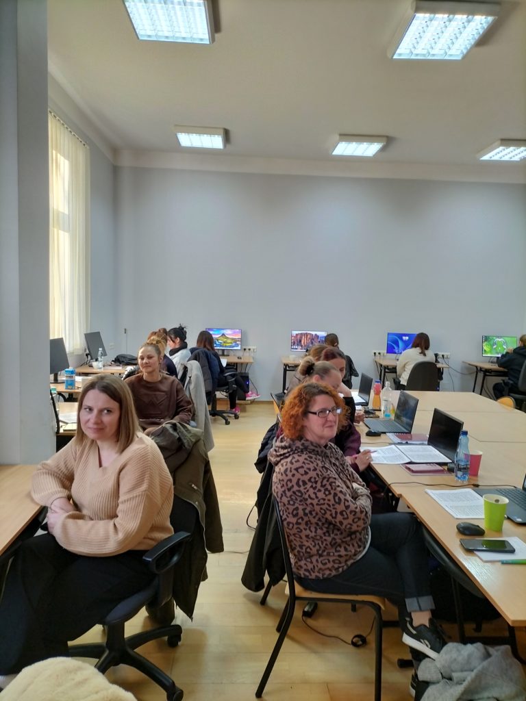 Zdjęcie przedstawia uczestniczki kursu rejestratorki medycznej.