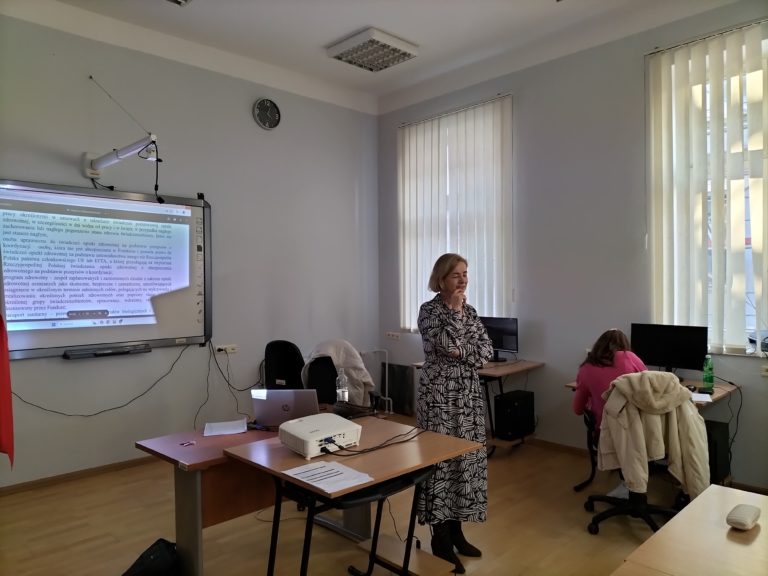 Zdjęcie przedstawia osobę prowadzącą kurs rejestratorki medycznej.