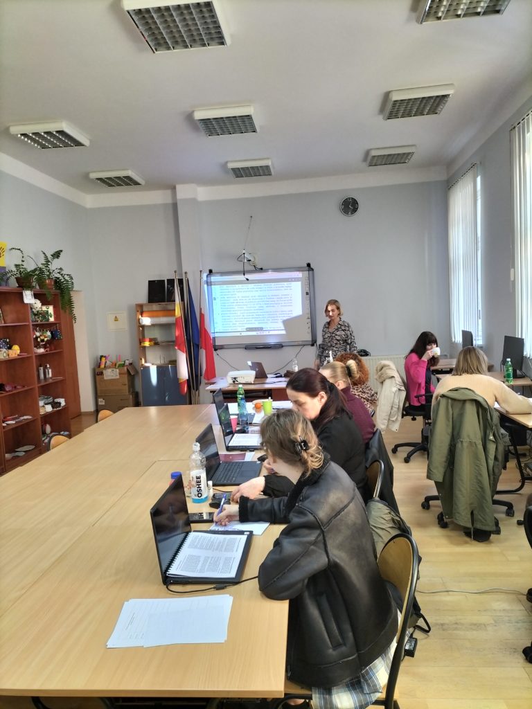 Zdjęcie przedstawia uczestniczki kursu rejestratorki medycznej.