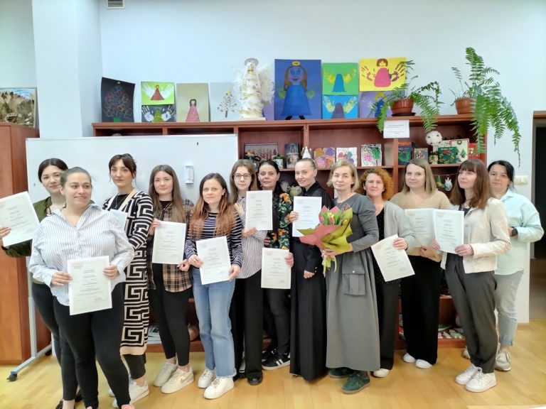 Zdjęcie przedstawia uczestniczki kursu rejestratorki medycznej.